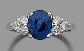 null RING in white gold (750 thousandths) set with an oval-shaped sapphire weighing...