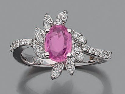 null RING in white gold (750 thousandths) set with an oval-shaped pink sapphire weighing...