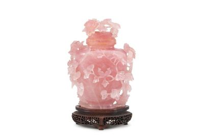 CHINE - XXe siècle Vase couvert en quartz rose à décor sculpté en haut relief de...