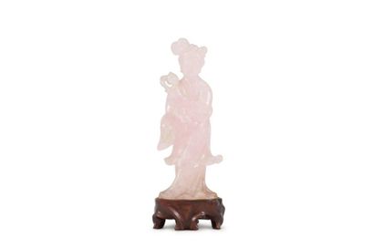 CHINE - XXe siècle Statuette en quartz rose de jeune femme debout tenant une branche...