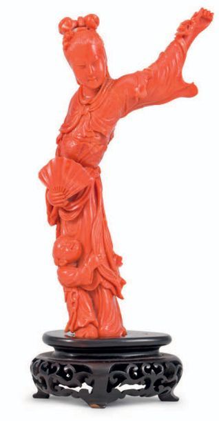CHINE - XXe siècle CHINE - XXe siècle
Statuette en corail rouge (Corallium rubrum)...