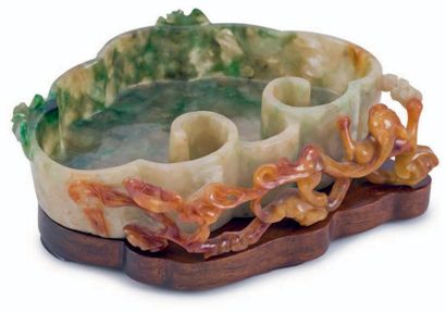 CHINE - Début du XXe siècle Lave-pinceaux en jadéite céladon et rouille en forme...