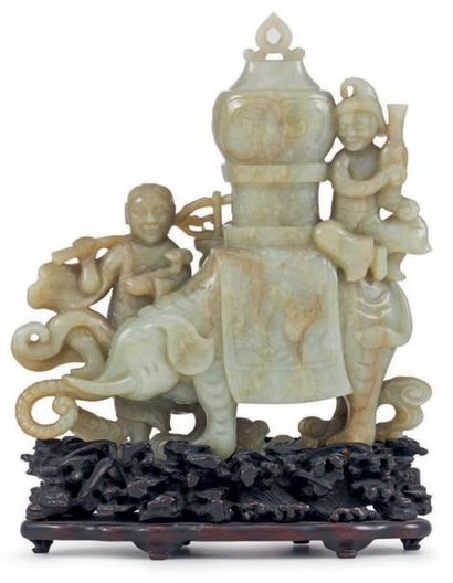 CHINE - XXe siècle Groupe en néphrite céladon, homme debout tenant un ruyi et une...
