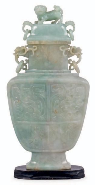 CHINE - XXe siècle Vase couvert en néphrite claire à décor de masques de taotie et...