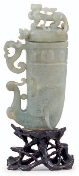 CHINE - Début du XXe siècle Vase couvert en forme de rhyton archaïsant en néphrite...