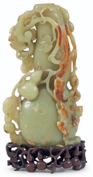CHINE - XXe siècle Vase en forme de double gourde en néphrite céladon à décor en...