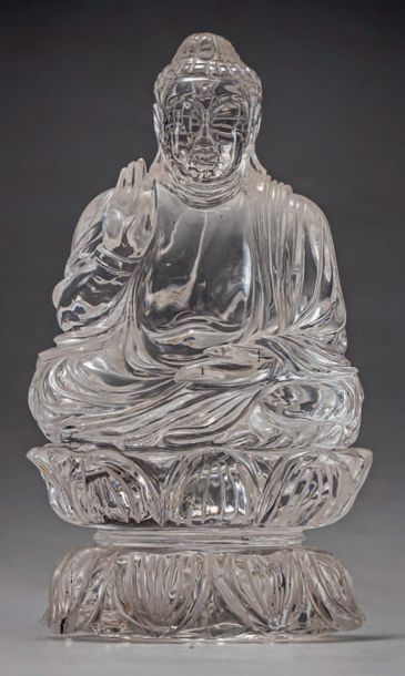 CHINE - XXe siècle Rock crystal statuette carved of Buddha sitting on the lotus,...