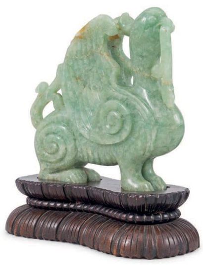 CHINE - XXe siècle Paire de statuettes de phénix archaïsant à corps de chimère en...