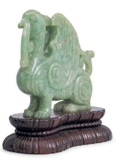 CHINE - XXe siècle Paire de statuettes de phénix archaïsant à corps de chimère en...