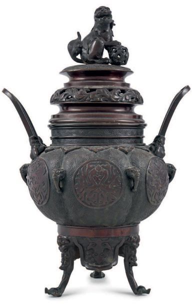 JAPON - Epoque MEIJI (1868-1912) Brûle-parfum tripode et couvert en bronze, le couvercle...