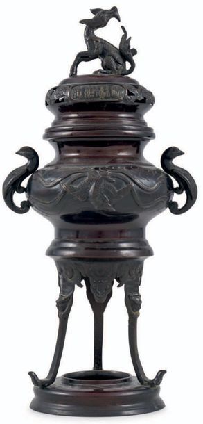 JAPON - Epoque MEIJI (1868-1912) Brûle-parfum couvert et tripode en bronze à décor...