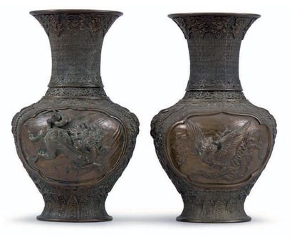 JAPON - Epoque MEIJI (1868-1912) Paire de vases en bronze à patine brune à décor...