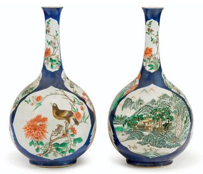 CHINE - fin du XIXe siècle Paire de vases bouteilles en porcelaine émaillée polychrome...