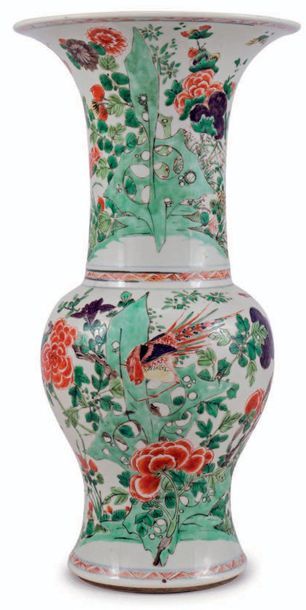 CHINE - Époque KANGXI (1662-1722) Vase de forme yanyan en porcelaine émaillée polychrome...