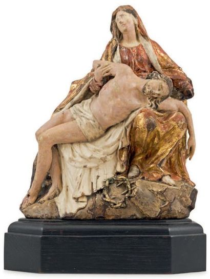 null Piéta en bois sculpté, doré et polychromé. La vierge est représentée le visage...