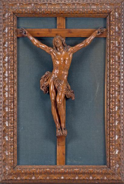 null Beau Christ en croix probablement en bois dit de Sainte Lucie. L'encadrement...