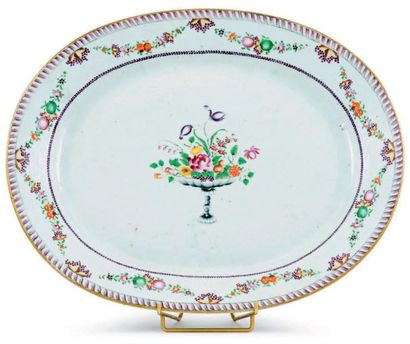 CHINE Plat ovale en porcelaine à décor polychrome des émaux de la Famille rose d'une...