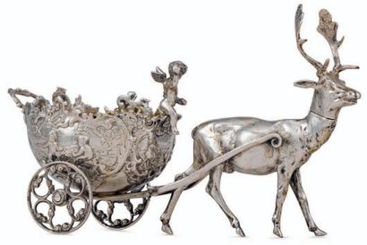 null Deer (or moose) hitch driven by a putto crowned with flowers, in silver (min....