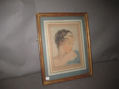 null Sous verre, portrait de femme de trois quarts
25.5 x 19 cm