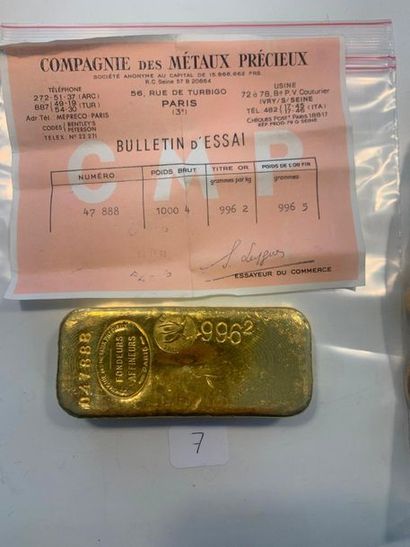null 
Lingot en or de la Compagnie des métaux précieux numéro 47 888, daté 14 novembre...
