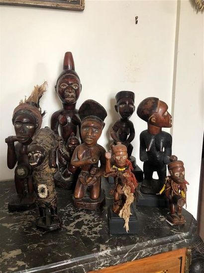 null Lot of 8 pieces of style: 
- CONGO: 4 statuettes with abdominal reliquary +...