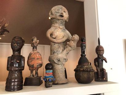 null Lot of 6 pieces of style: 
CONGO : statuette reliquary wood fabric horns, coated...