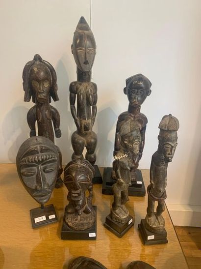 null Lot de 7 pièces de style : 
COTE D'IVOIRE : masque + couple de statuettes Baoulé...