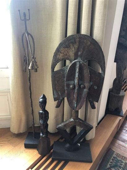 null Lot of 3 pieces of style : 
GABON: reliquary figure wood and brass Kota 
- Wooden...