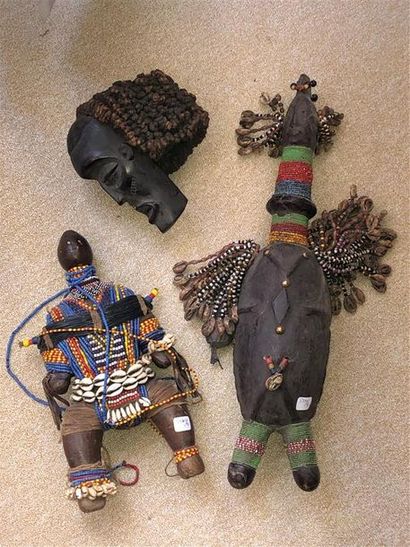 null Lot de 3 pièces de style : 
NIGERIA : poupée Namji 
On joint une autre poupée...