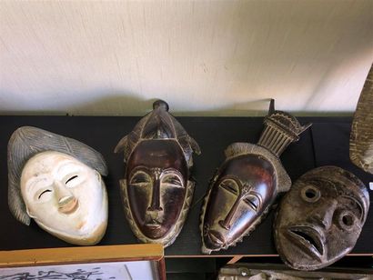 null Lot of 4 pieces of style: 
PUNU: Mask 
COTE D'IVOIRE: mask + mask surmounted...