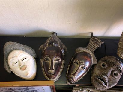 null Lot de 4 pièces de style : 
PUNU : Masque 
COTE D'IVOIRE : masque + masque surmonté...