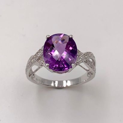 null RING in white gold (750) openworked with a cross pattern, set with an oval amethyst...