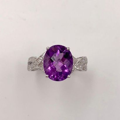 null RING in white gold (750) openworked with a cross pattern, set with an oval amethyst...