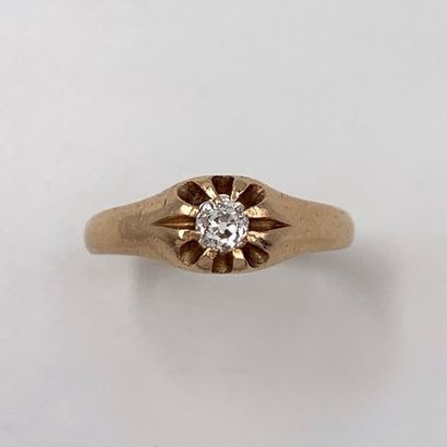 null Fine RING in pink gold (750) set with a small antique cut diamond. Circa 1900....