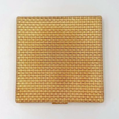 null MELLERIO
POUDRIER carré en or jaune (750) à décor de vannerie à « pointes de...