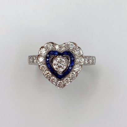 null DIAFINI
BAGUE "coeur" en or gris (750) ajouré, centré d'un diamant taille brillant...