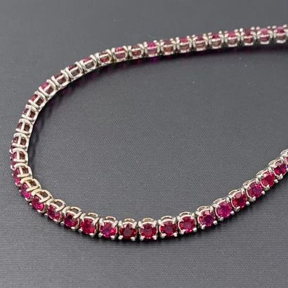 null BRACELET in white gold (750) set with an alignment of round rubies. 
Length:...