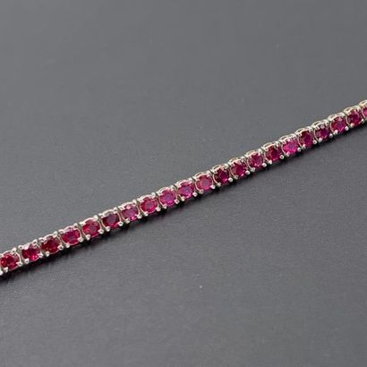 null BRACELET in white gold (750) set with an alignment of round rubies. 
Length:...