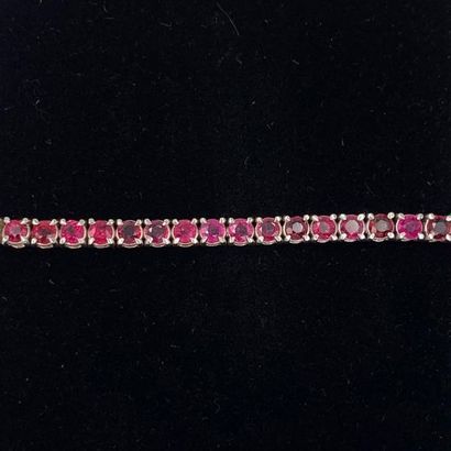 null BRACELET in white gold (750) set with an alignment of round rubies. 
Length:...