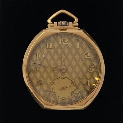 null POCKET WATCH in chased yellow gold (750) with geometrical motifs, triangular...