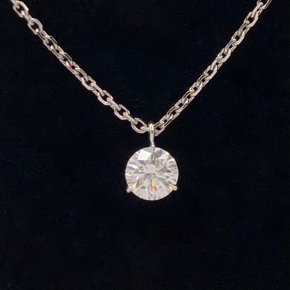 null FROJO
COLLIER chaînette en or gris (750) retenant un diamant taille brillant...