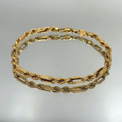 BRACELET in yellow gold (750) twisted alternating...