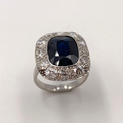 null Large platinum "daisy" RING (min. 800) centered on a cushion-shaped sapphire,...