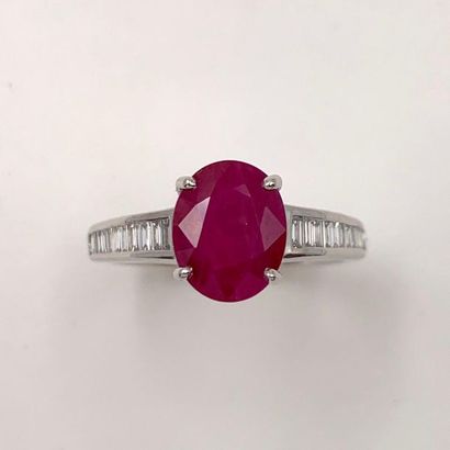 RING (750) white gold set with an oval ruby...