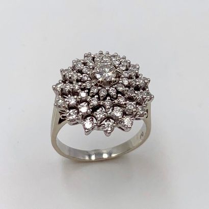 null BAGUE « fleur » en or gris (750) finement ajouré, serti de diamants taille brillant,...