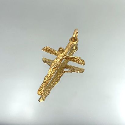 null PENDENTIF « Christ en croix » en or jaune (750) entièrement ciselé. 
Dim. :...