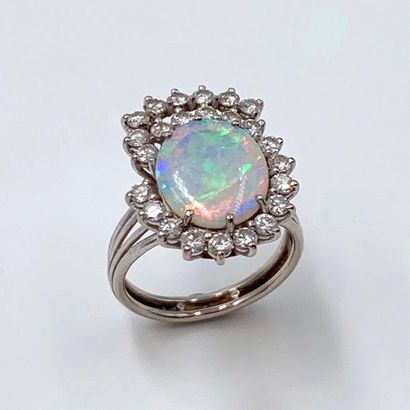 null BAGUE « stylisé » en or gris (750) ajouré, centré d'une opale de forme ovale,...