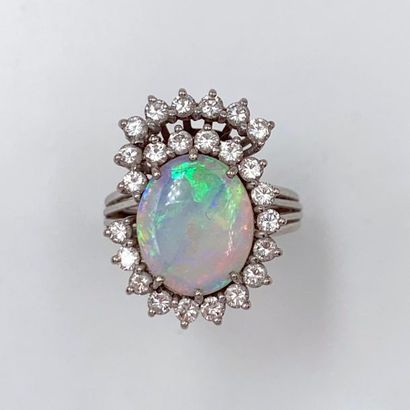 null BAGUE « stylisé » en or gris (750) ajouré, centré d'une opale de forme ovale,...