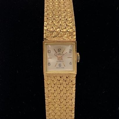 null BRACELET WATCH Lady's square watch in yellow gold (750). Cream satin-finish...