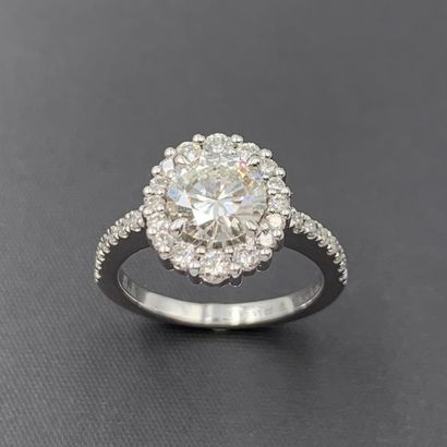 null MARIOTTI 
BAGUE ovale en or gris (750) centré d'un diamant taille brillant pesant...